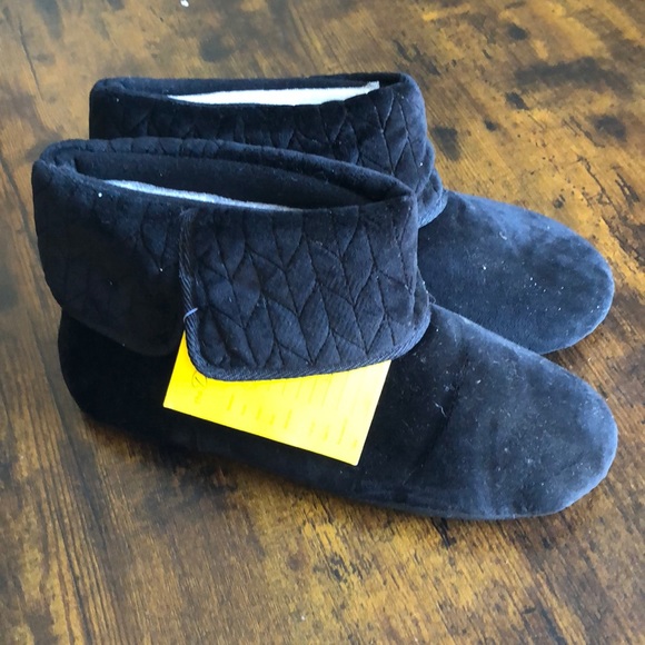 Shoes - Womens size 7-8 Dearfoam slippers